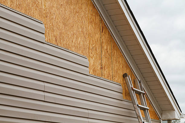 Professional Vinyl Siding technician working in Huntersville, NC